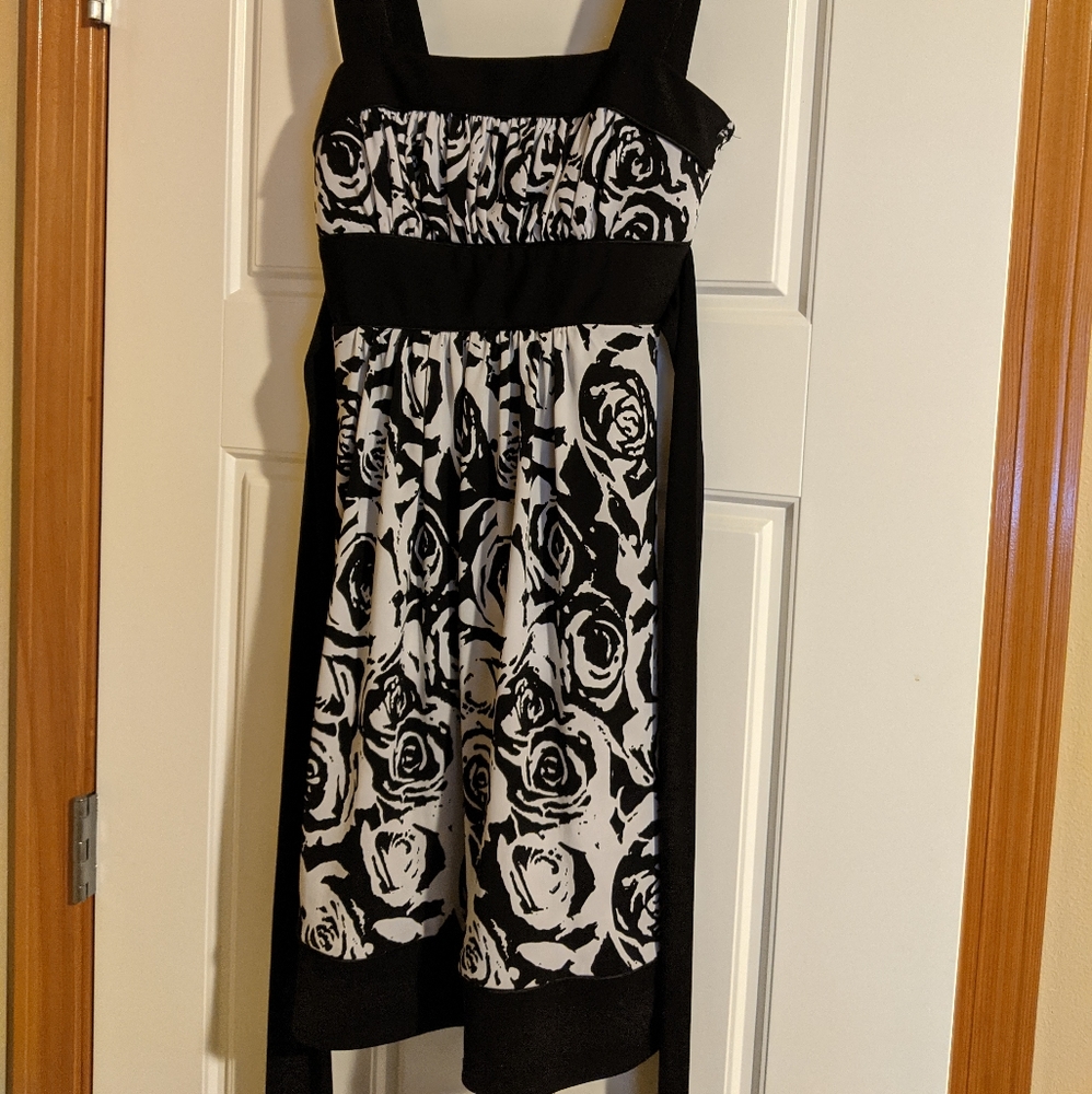 Black and white rose print dress 🌹🖤🤍